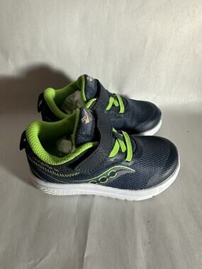 NIB Saucony Kinvara 6.5 Jr Sneaker Toddler Kids Navy Green Sporty Playcore